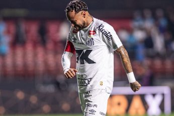 Neymar sous le maillot de Santos alors que des rumeurs évoquent un possible départ du club.