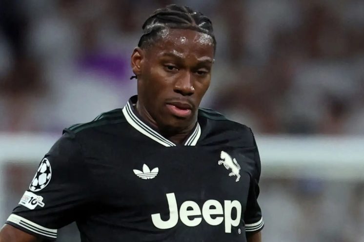 Jonathan David sous le maillot de la Juventus avec un visage fermé pendant un match