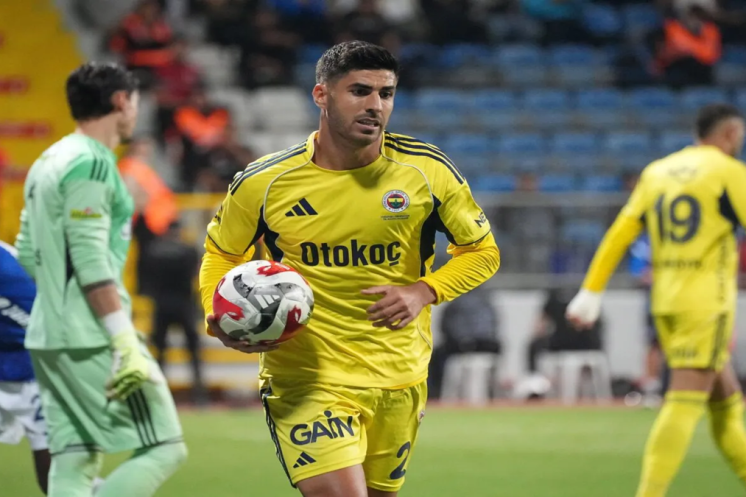 Marco Asensio célèbre un but avec Fenerbahçe en Süper Lig turque.