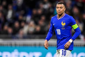Kylian Mbappé célèbre son 400e but en carrière lors de France 4–0 Ukraine au Parc des Princes.