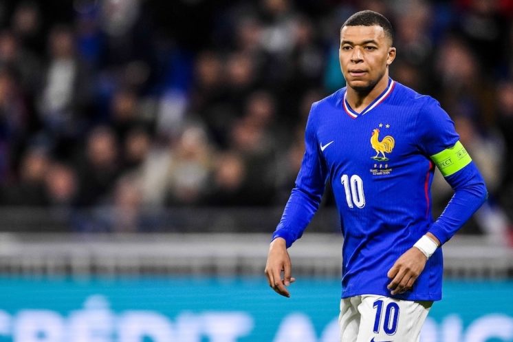 Kylian Mbappé célèbre son 400e but en carrière lors de France 4–0 Ukraine au Parc des Princes.