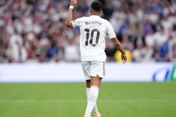 Kylian Mbappé célébrant un but avec le Real Madrid après avoir dépassé le total de Thierry Henry en championnats.