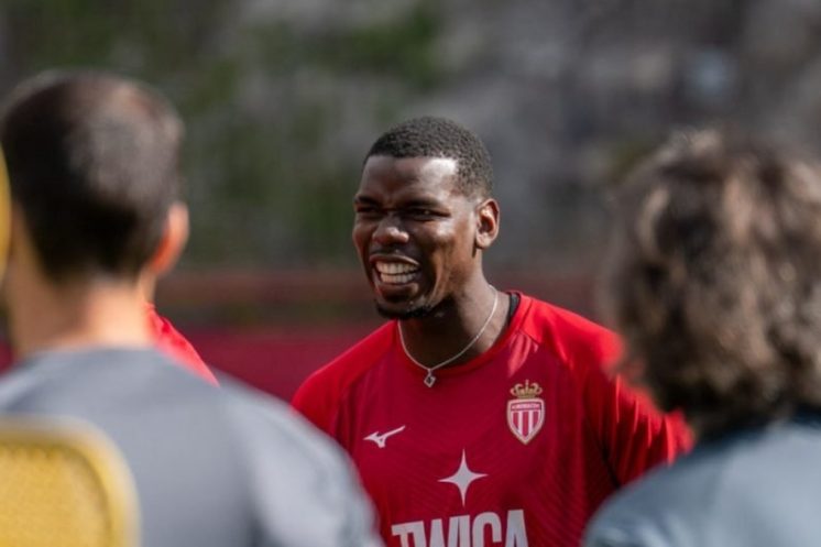 Paul Pogba souriant en maillot de l’AS Monaco lors de son retour dans le groupe professionnel