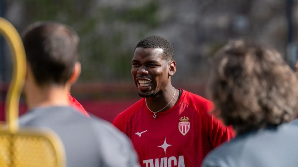 Paul Pogba souriant en maillot de l’AS Monaco lors de son retour dans le groupe professionnel