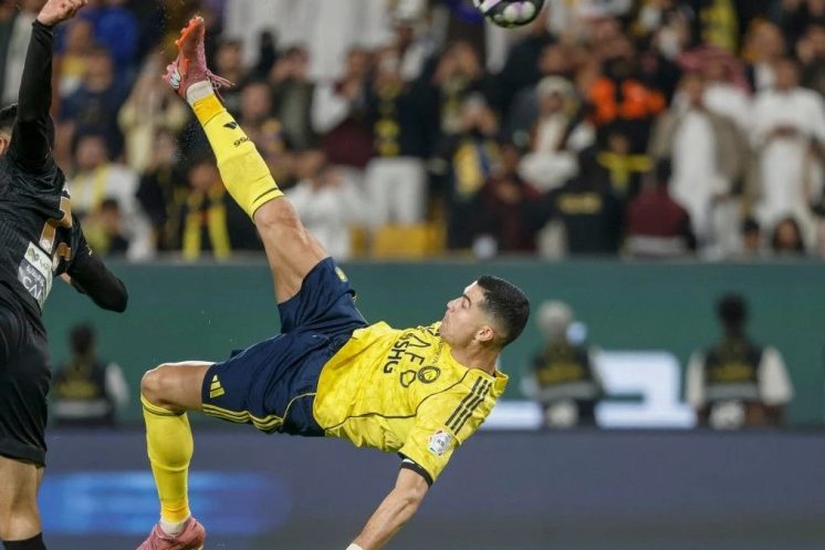 Cristiano Ronaldo marque un ciseau retourné spectaculaire avec Al Nassr contre Al Khaleej