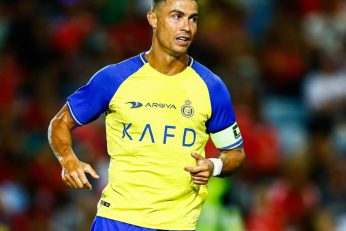 Cristiano Ronaldo célébrant après avoir transformé le penalty de la victoire pour Al Nassr contre Al Fayha.