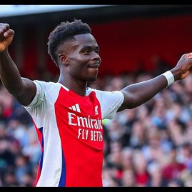 Bukayo Saka revient après avoir terminé la saison dernière avec une gêne persistante au tendon d’Achille.