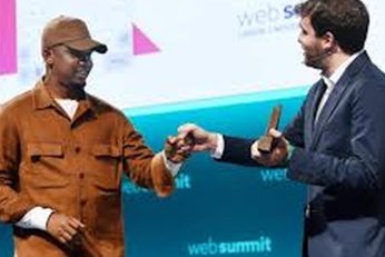 Fabrizio Romano aux côtés de Samuel Eto o qu il remercie pour un geste décisif dans sa carrière