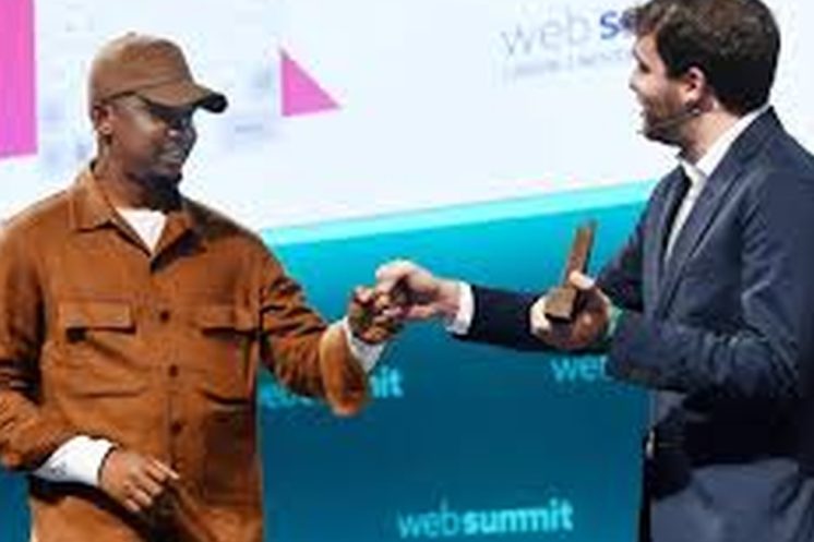 Fabrizio Romano aux côtés de Samuel Eto o qu il remercie pour un geste décisif dans sa carrière