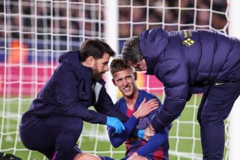 Dani Olmo au sol, se tenant l’épaule après sa blessure.