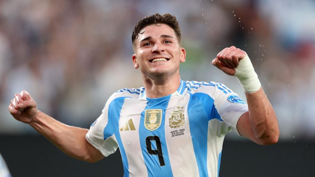 Julian Alvarez entretient le flou entre l’Atlético et le Barça