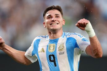 Julian Alvarez reste focus sur sa saison avec l’Atlético tout en laissant planer le doute sur un possible départ vers le Barça.