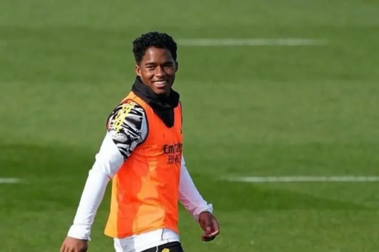 Endrick sous le maillot du Real Madrid avec, à ses côtés, le logo de l’Olympique Lyonnais pour illustrer sa future arrivée annoncée en janvier.