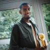 Alexander Isak avec le trophée Guldbollen 2025.
