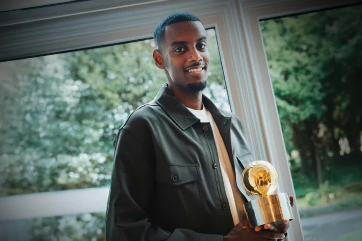 Alexander Isak avec le trophée Guldbollen 2025.