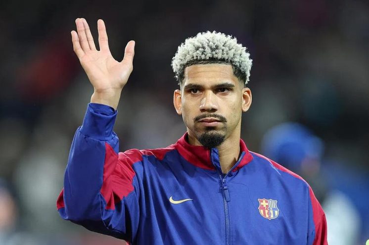 Ronald Araujo, annoncé en grande difficulté mentale, souhaiterait souffler loin des terrains selon la presse espagnole.