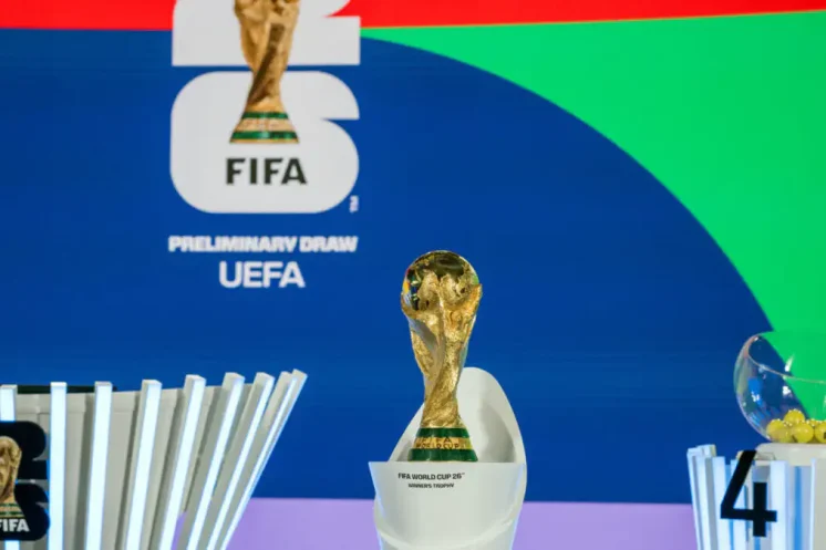 Tableau complet des groupes de la Coupe du monde 2026 avec toutes les sélections qualifiées.