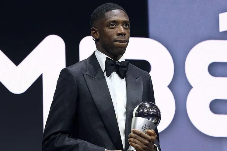 Ousmane Dembélé avec son trophée The Best FIFA 2025
