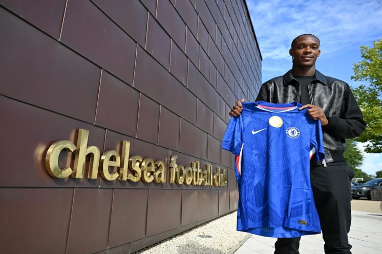 Emanuel Emegha sous le maillot de Strasbourg, futur attaquant de Chelsea à partir de 2026.