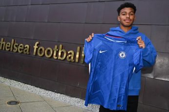 Isago Silva pose avec le maillot de Chelsea après la signature de son premier contrat professionnel.