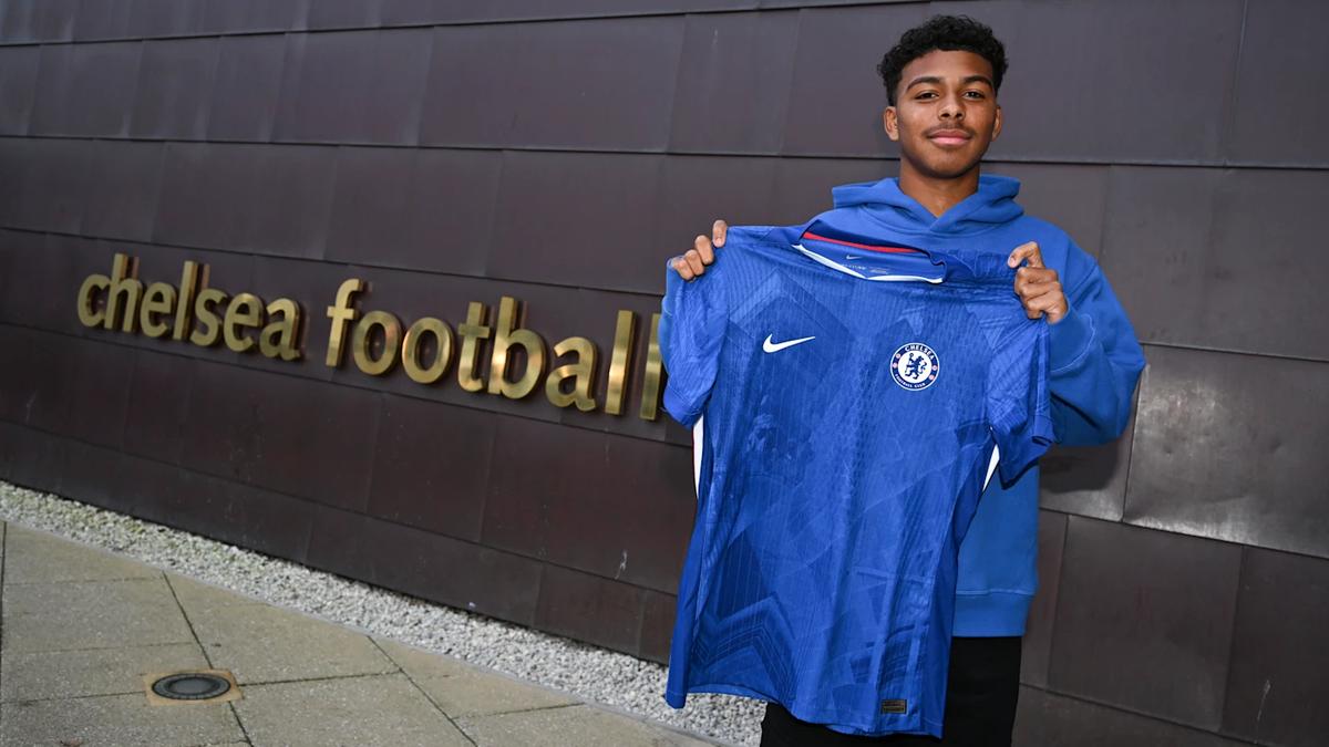 Isago Silva pose avec le maillot de Chelsea après la signature de son premier contrat professionnel.