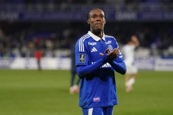 Emanuel Emegha, attaquant du RC Strasbourg, touché par une déchirure musculaire et forfait pour la fin de l’année 2025.