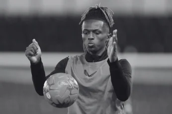 Ethan McLeod, attaquant de Macclesfield FC, décédé à 21 ans après un accident sur le chemin du retour.