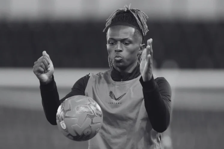 Ethan McLeod, attaquant de Macclesfield FC, décédé à 21 ans après un accident sur le chemin du retour.