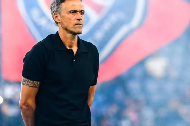Luis Enrique célébré par le PSG, le club envisage une prolongation très longue durée.
