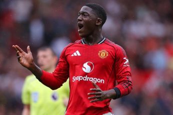 Kobbie Mainoo avec Manchester United, cible annoncée du Napoli pour le prochain mercato.
