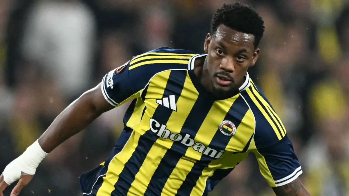 Jhon Durán sous le maillot de Fenerbahçe, suspendu deux matches en compétitions européennes après son carton rouge contre Ferencváros.