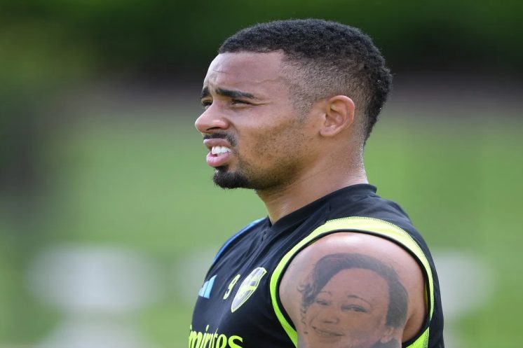 Gabriel Jesus sous le maillot d’Arsenal, annoncé comme priorité de Palmeiras pour un retour au pays.