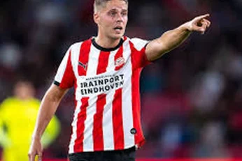 Joey Veerman avec le PSV, annoncé tout proche de Fenerbahçe.