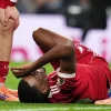 Alexander Isak au sol après s’être blessé lors du match à Tottenham.
