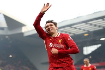 Federico Chiesa sous le maillot de Liverpool pendant un match à Anfield