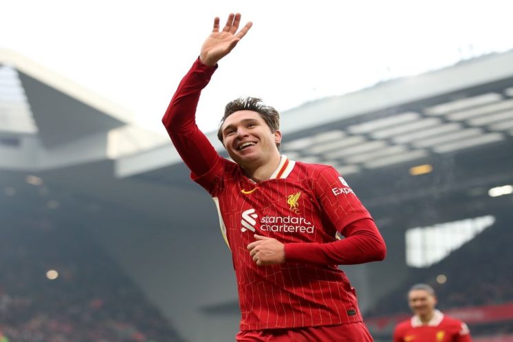 Federico Chiesa sous le maillot de Liverpool pendant un match à Anfield