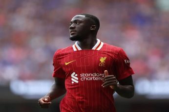 Ibrahima Konaté sous le maillot de Liverpool, toujours en réflexion sur son avenir contractuel.