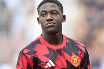 Kobbie Mainoo sous le maillot de Manchester United, déterminé à trouver plus de temps de jeu cet hiver.