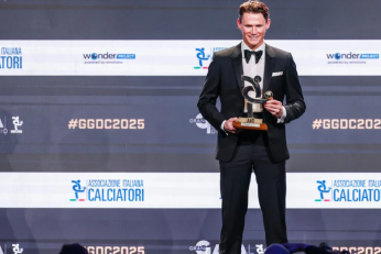 Scott McTominay pose tout sourire avec ses trophées individuels lors de la cérémonie de récompenses de Serie A.