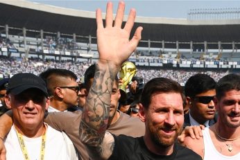 Des supporters indiens envahissent le terrain et détruisent le mobilier après une brève apparition de Lionel Messi.