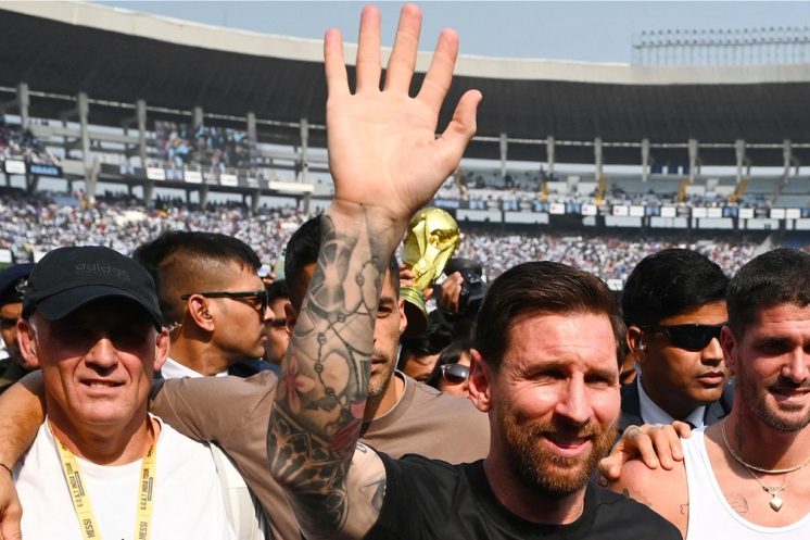 Des supporters indiens envahissent le terrain et détruisent le mobilier après une brève apparition de Lionel Messi.