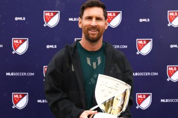 Leo Messi pose avec son trophée de meilleur joueur de MLS, remporté pour la deuxième saison d’affilée.
