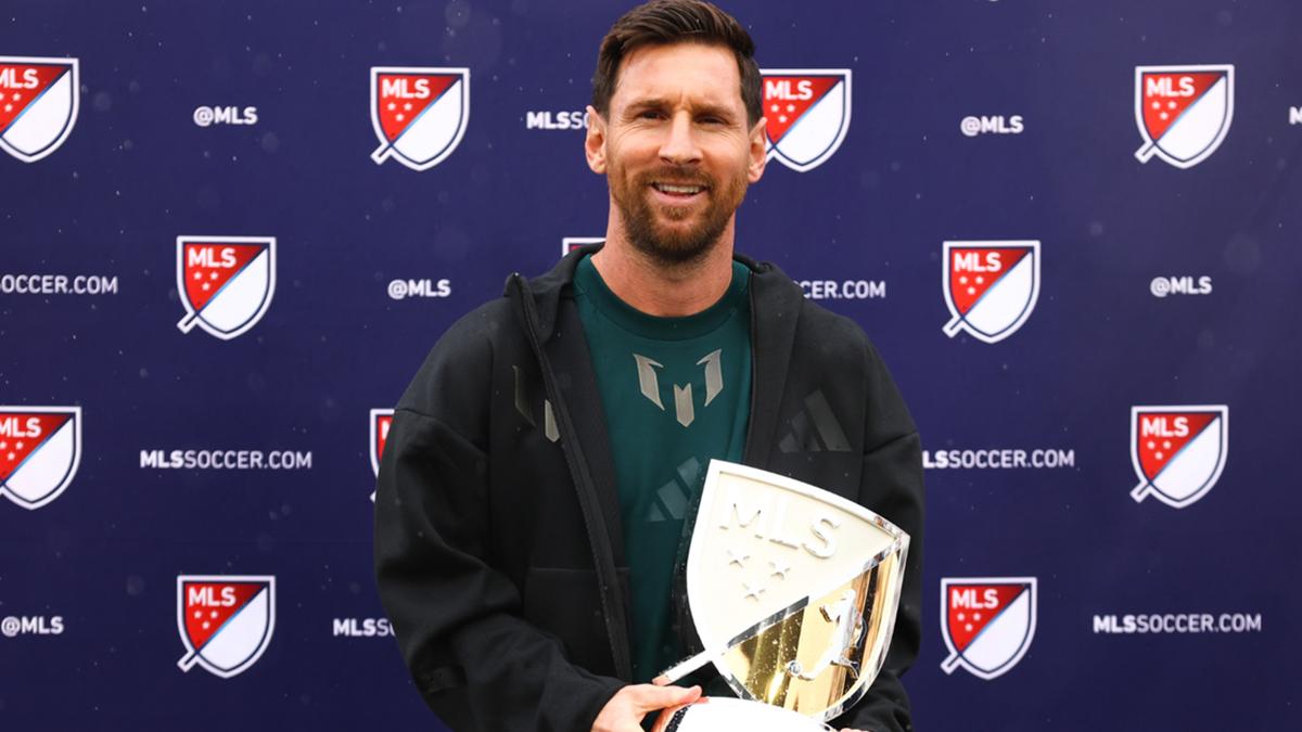 Leo Messi pose avec son trophée de meilleur joueur de MLS, remporté pour la deuxième saison d’affilée.