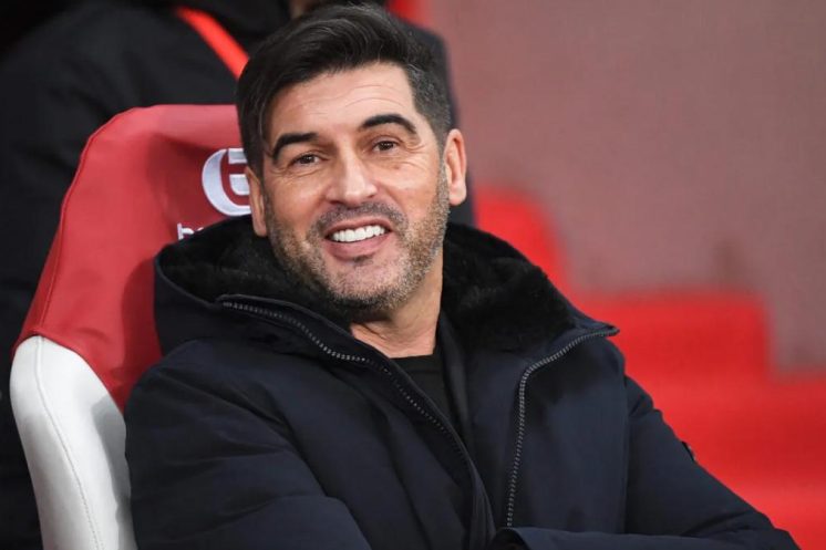 Paulo Fonseca retrouve le banc lyonnais après de longs mois de suspension, sous pression pour relancer l’OL.