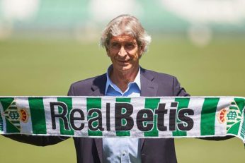 Manuel Pellegrini, prolongé jusqu’en 2027, continue de guider le Real Betis depuis le bord de touche.