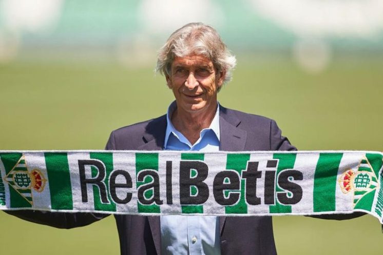 Manuel Pellegrini, prolongé jusqu’en 2027, continue de guider le Real Betis depuis le bord de touche.