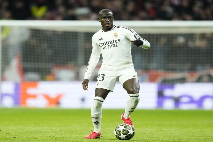 Ferland Mendy sous les couleurs du Real Madrid, au cœur d’incertitudes sur son avenir.