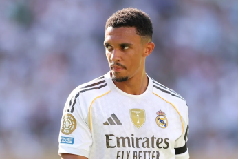 Trent Alexander Arnold sous le maillot du Real Madrid, une nouvelle fois contraint de quitter les terrains sur blessure.