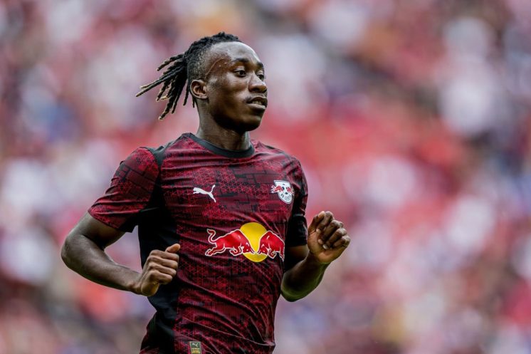 Yan Diomandé sous le maillot du RB Leipzig suivi par plusieurs grands clubs européens