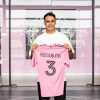 Sergio Reguilón pose avec le maillot rose de l’Inter Miami, prêt pour un nouveau défi en MLS.